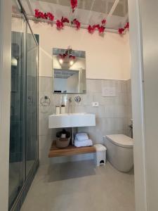 法维尼亚纳DIMORA DELLA CAVA Favignana的浴室里有洗手池、马桶和淋浴。