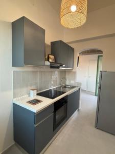 法维尼亚纳DIMORA DELLA CAVA Favignana的带蓝色橱柜和水槽的厨房