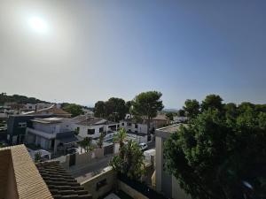 una vista aérea de una ciudad con casas y árboles en Amazing Villa with swimming pool in El Vedat de Torrente, en Torrent