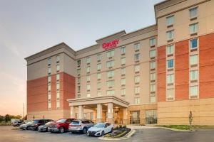 Un hotel con coches aparcados en un estacionamiento. en Drury Inn & Suites Dayton North, en Dayton