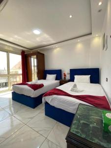 Uma cama ou camas num quarto em Sphinx Middle East