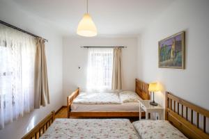A bed or beds in a room at Sváb Ház