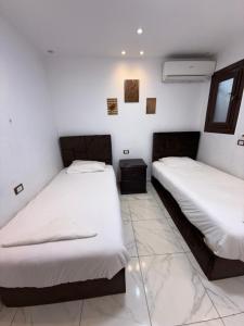 Uma cama ou camas num quarto em Sphinx Middle East