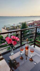 スヴェティ・ヴラスにあるDolce Vita 1 Ap-6のバルコニー(ワイングラス2杯、花付)