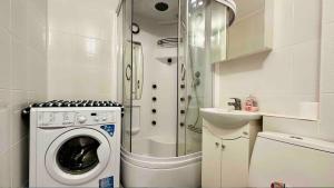 スヴェティ・ヴラスにあるDolce Vita 1 Ap-6の洗濯機と洗面台を備えた小さなバスルーム +3枚の写真