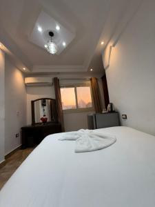 Uma cama ou camas num quarto em Sphinx Middle East