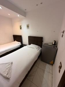 Uma cama ou camas num quarto em Sphinx Middle East