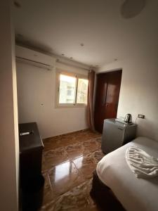 Uma cama ou camas num quarto em Sphinx Middle East