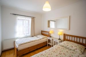 A bed or beds in a room at Sváb Ház