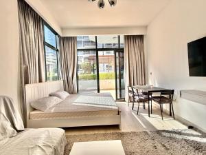 um quarto com uma cama, uma mesa e uma escrivaninha em Luxury studio appartment em Sabkhah