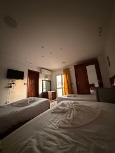 Uma cama ou camas num quarto em Sphinx Middle East