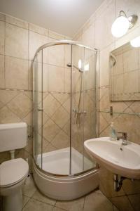 A bathroom at Sváb Ház Még 5 kép