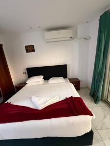 Uma cama ou camas num quarto em Sphinx Middle East
