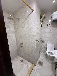 Uma casa de banho em Sphinx Middle East
