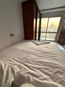 Uma cama ou camas num quarto em Sphinx Middle East