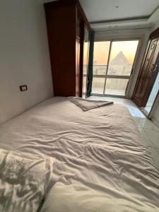 Uma cama ou camas num quarto em Sphinx Middle East