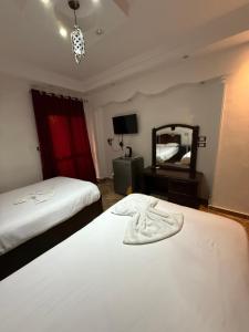 Uma cama ou camas num quarto em Sphinx Middle East