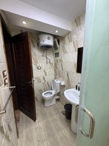 Uma casa de banho em Sphinx Middle East