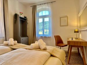 a hotel room with two beds and a window at Belvedere Apartment - Riverside - Zentrum - Netflix - Liliensteinblick in Königstein an der Elbe
