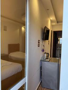 Uma cama ou camas num quarto em Sphinx Middle East