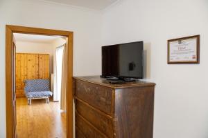 A television and/or entertainment centre at Sváb Ház