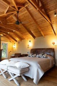 una camera da letto con un letto grande con soffitto in legno di Casona Tatalafquen a Pucón