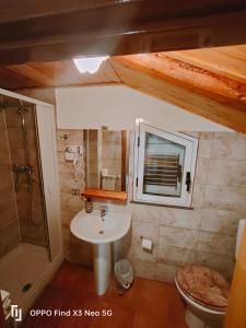 Koupelna v ubytování BB Cesarò Mariolo house
