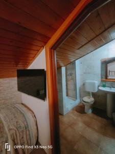 Koupelna v ubytování BB Cesarò Mariolo house