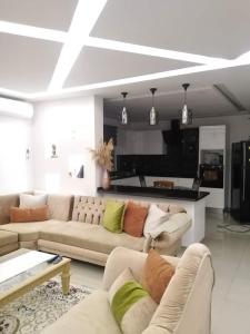 ArkouにあるVilla SweetDjerbaのソファ2つとテレビのあるリビングルーム