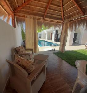 ArkouにあるVilla SweetDjerbaのパティオ(椅子、テーブル、プール付)