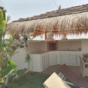 ArkouにあるVilla SweetDjerbaの茅葺き屋根と台所のある家 +23枚の写真