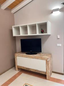 a living room with a tv on a wooden table at La Madonnina-house in the Bolano vineyard in Bolano