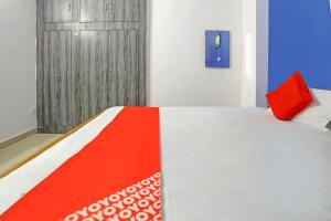 Una cama o camas en una habitación de Hotel O APM Palace