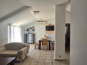 una sala de estar con un sofá y una mesa en Apartment More, en Novalja