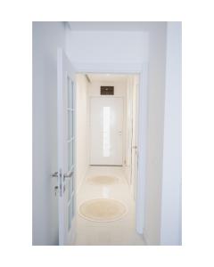 un corridoio con una porta che conduce in una stanza di Sea&Sun Living a Ulcinj Altre 36 foto