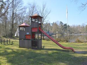 Ο χώρος παιχνιδιού για παιδιά στο Alluring Holiday Home in Limburg near Forest