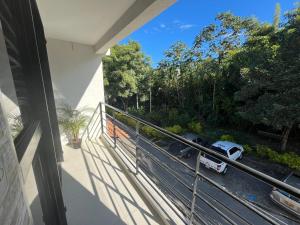 un balcon avec vue sur un parking dans l'établissement Primavera house - Habitaciones Full amobladas, à Ibagué 13 autres photos
