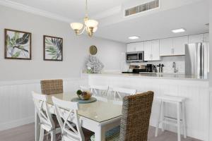 cocina blanca con mesa y sillas en 2004 Beach Villa - Captiva Two Bedroom Premier Beachfront Residence, en Captiva