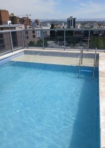 ヴィラ・カルロス・パスにあるNGdeptosVCPの建物の上にある青い大型スイミングプール