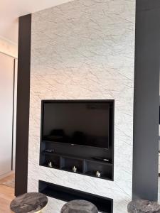 Il comprend un salon doté d'une cheminée et d'une télévision à écran plat. dans l'établissement MILO Lux Apartments 3 - Belgrade Waterfront -Galerija, à Sajmište