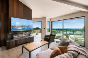 Μια τηλεόραση ή/και κέντρο ψυχαγωγίας στο Solana Beach Luxury with Panoramic Ocean Views