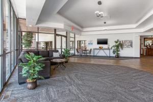un soggiorno con un divano e un tavolo di Studio 6 Suites Butte MT I-90 I-15 a Butte