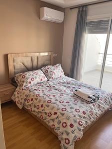 Ένα ή περισσότερα κρεβάτια σε δωμάτιο στο Appartement fraichement rénové à Agdal