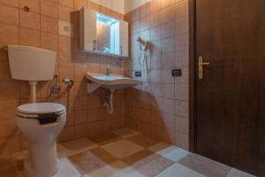 een badkamer met toilet en wastafel bij La casetta b&b in Ceraso