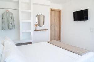Postel nebo postele na pokoji v ubytování Akra Suite