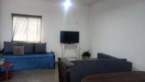 a living room with a couch and a flat screen tv at Aire Urbano in Resistencia