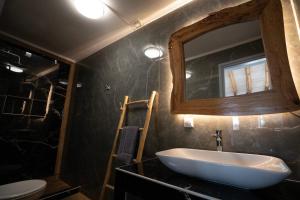Ванная комната в Erifi Luxury Suites +46 фотографий