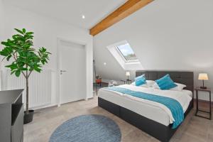 a bedroom with a bed and a skylight at VIVO Loft Frankfurt Flughafen mit Parkplatz in Kelsterbach