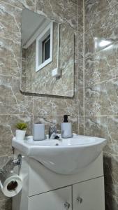 蓬塔阿雷纳斯Ruka Austral的浴室里有白色洗手池和镜子