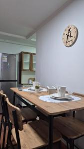 蓬塔阿雷纳斯Ruka Austral的厨房配有木桌和墙上的时钟